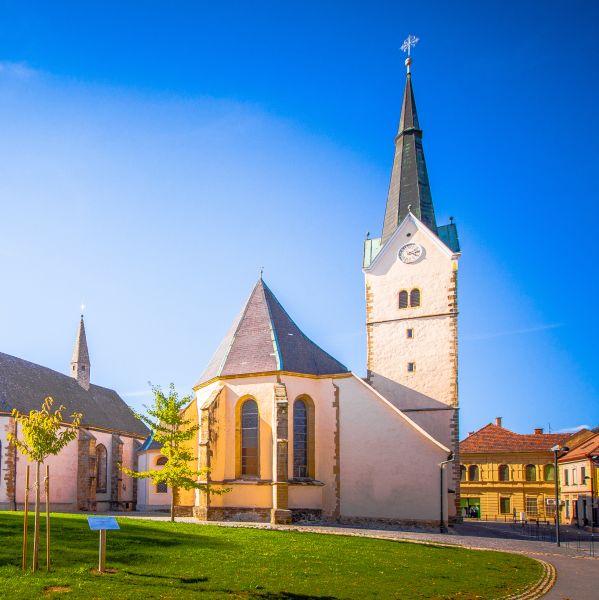 Staro mestno jedro Slovenj Gradca s kolesom ali peš 8 Cerkev Sv Elizabete In Sv  Duha Avtor Primo Ermenc